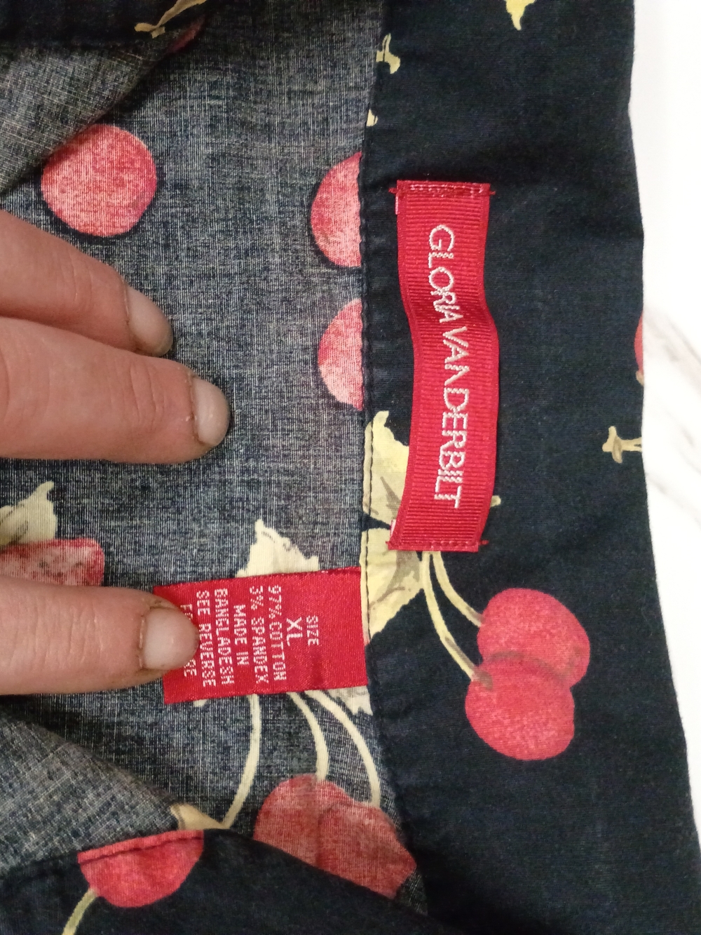 GLORIA VANDERBILT Black Cherry Print Sleeveless Button Front Top - Picture 3 of 3